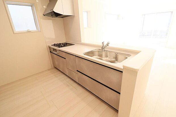 (1号棟)
収納力豊富なシステムキッチン。大型スライド収納付きで、すっきり片付けやすいキッチンです。床下収納もついています♪