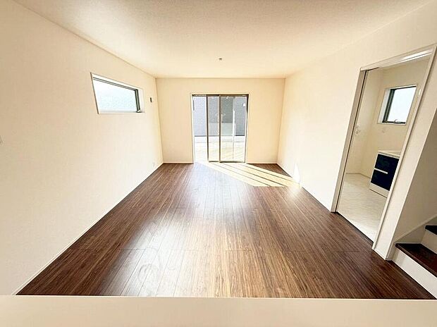 １号棟
明るい雰囲気が心地いいリビング♪採光良好です！家族団らんの時間も増えそうなくつろぎの場所になりそう♪