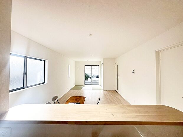 2号棟
明るい雰囲気が心地いいリビング!採光良好です!家族団らんの時間も増えそうなくつろぎの場所になりそう☆