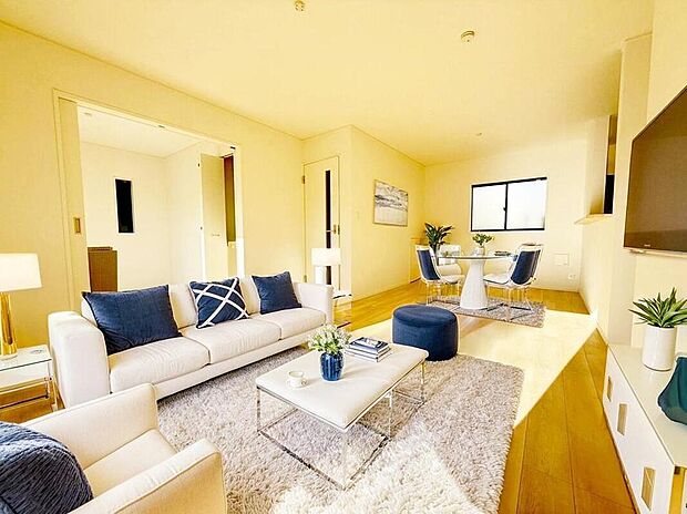 3号棟
約17.5帖の明るいリビング♪(現況の物件写真に、CG による画像処理を行っています。家具、家電、照明器具、小物、カーテン、その他のイメージはCG です。)