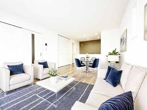 3号棟
約16帖の明るいリビング♪(現況の物件写真に、CG による画像処理を行っています。家具、家電、照明器具、小物、カーテン、その他のイメージはCG です)