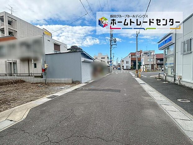 前面は東側５．９３ｍ道路です。交通量も少なくゆとりがあり、落ち着いて駐車を行える環境になっております♪