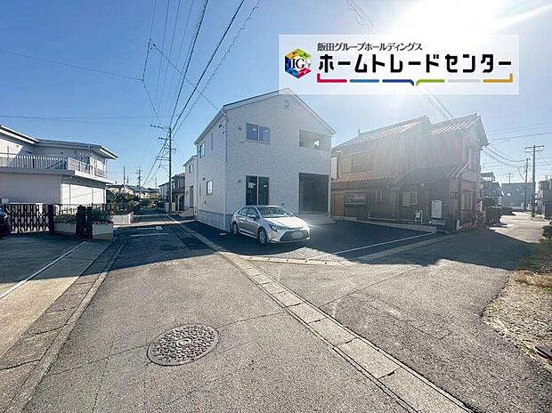 前面は西側３．５１ｍ北側３．７２ｍ道路です。交通量が少なく静かで、駐車も落ち着いて行える安心・安全の環境になっています。　　　　　