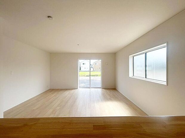 2号棟
明るい雰囲気が心地いいリビング!採光良好です!家族団らんの時間も増えそうなくつろぎの場所になりそう☆