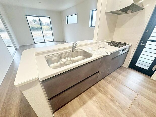 １号棟
収納力豊富なシステムキッチン。大型スライド収納付きで、すっきり片付けやすいキッチンです。床下収納もついています♪