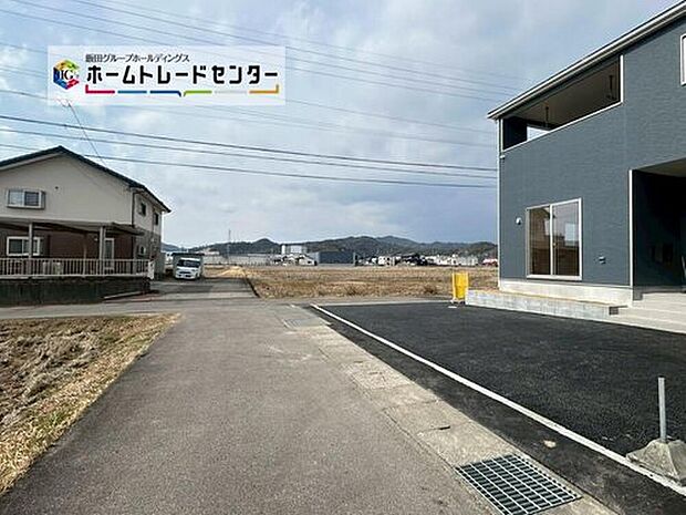 前面は北側3.8m、南側3.9m、西側2.7m(法定外道路)道路です。交通量も少なくゆとりがあり、落ち着いて駐車を行える環境になっております♪