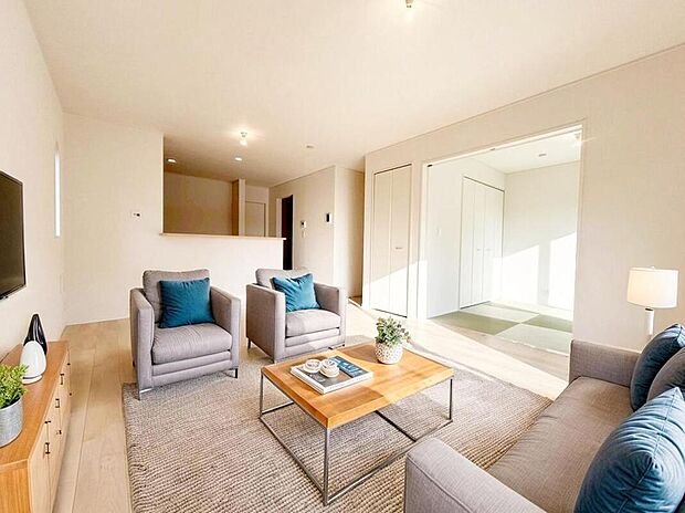 約１８．５帖の明るいリビング♪（現況の物件写真に、CG による画像処理を行っています。家具、家電、照明器具、小物、カーテン、その他のイメージはCG です。）