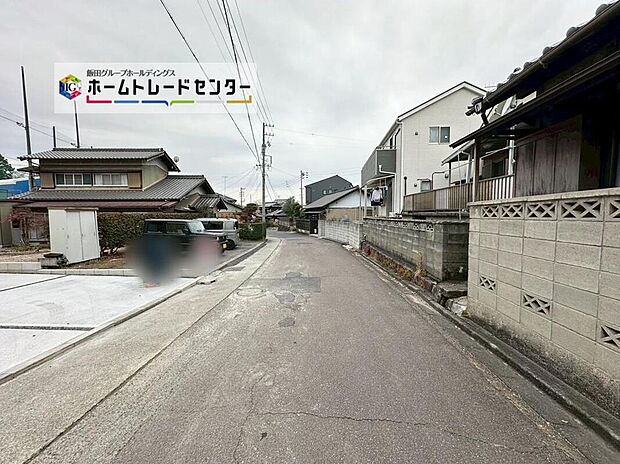 前面道路は北側4.9~5.5m道路です。交通量が少なく静かで、駐車も落ち着いて行える環境になっています♪