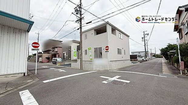 前面は南側5.9m、東側6.0m道路です。交通量が少なくゆとりがあり、駐車も落ち着いて行える安心・安全の環境になっています。