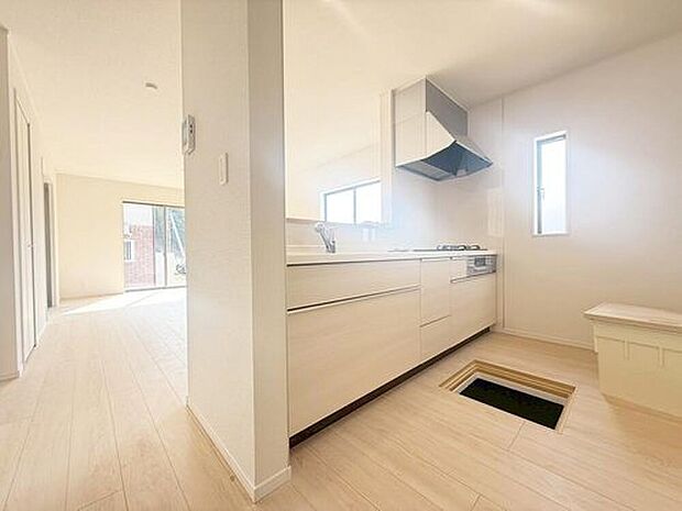 １号棟
収納力豊富なシステムキッチン。大型スライド収納付きで、すっきり片付けやすいキッチンです。床下収納もついています！

