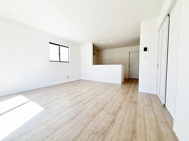 C号棟
約１６帖の明るいリビング♪対面式キッチンは、家事をしながら家族の様子が一目でわかる安心＆便利設備♪