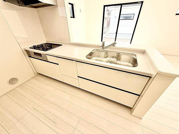 １号棟
収納力豊富なシステムキッチン。大型スライド収納付きで、すっきり片付けやすいキッチンです。床下収納もついています♪