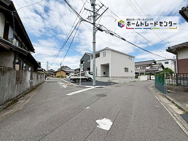 前面は東側４．２ｍ～４．８ｍ南側４．５ｍ道路です。交通量が少なく、駐車も落ち着いて行える安心・安全の環境になっています。