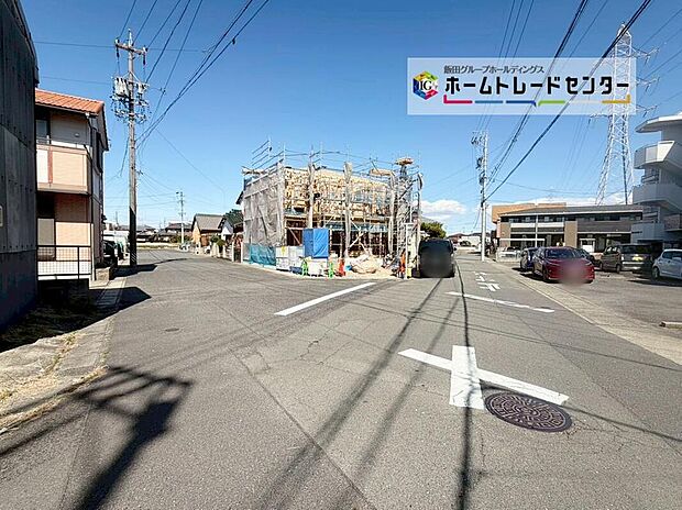 前面は南東側６．０ｍ西側８．０ｍ道路です。交通量が少なく、駐車も落ちて行える安全な環境になっています♪