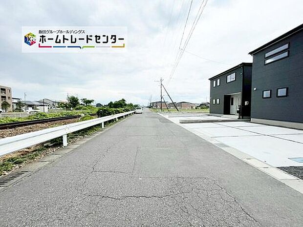 前面は交通量の少ない北側６．１ｍ道路です。ゆとりがあり静かで、駐車も落ち着いて行える環境になっています♪