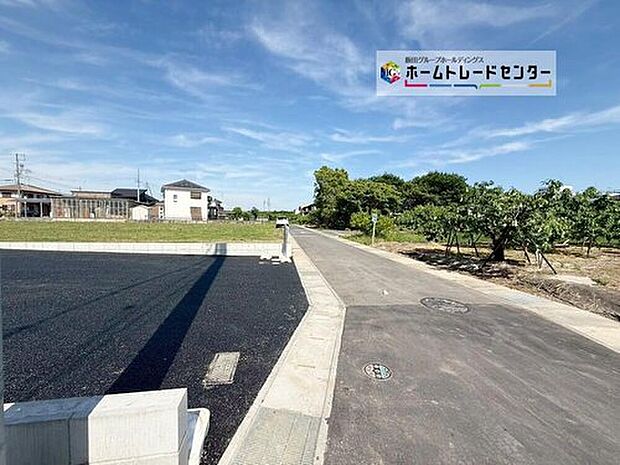 前面は南側４．０ｍ道路です。交通量が少なくゆとりがあり、駐車も落ち着いて行える環境になっています。　　　　　