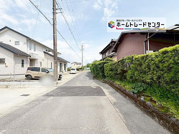 前面は南西側4.7m~5.6m道路です。交通量が少なく、駐車も落ち着いて行える安心・安全の環境になっています。