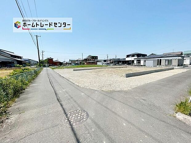前面は交通量の少ない南側3.3m、東側2.2m道路です。交通量も少なく駐車も落ち着いて行える安心・安全の環境になっています♪