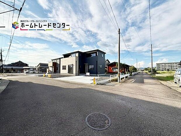 南側公道は5.47～6.64mとゆとりある道路です。車の出し入れもラクラクです♪落ち着いた住環境で、家族時間を大切にできます♪