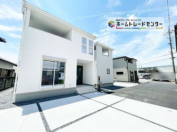 【現地外観写真】
全３棟完成いたしました！穏やかな空気の流れる落ち着いた住環境です。ぜひ、現地へ足をお運びいただき実際の環境・陽当たりをご確認下さいませ♪