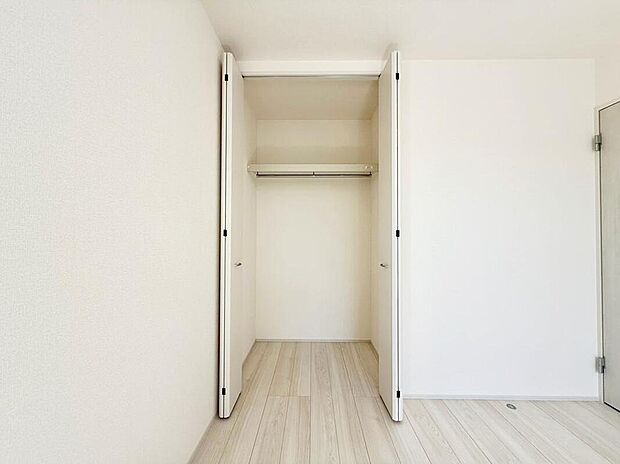 ６号棟
各居室に収納を設けました！お洋服をたくさんお持ちの方でもたっぷり収納できます。お部屋を最大限広くご活用いただけます♪