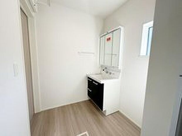 【洗面台・洗面所】１号棟
暮らしを快適にする三面鏡仕様の洗面化粧台。収納力と機能性に優れた使いやすい設備で、忙しい朝の身支度もスムーズに♪