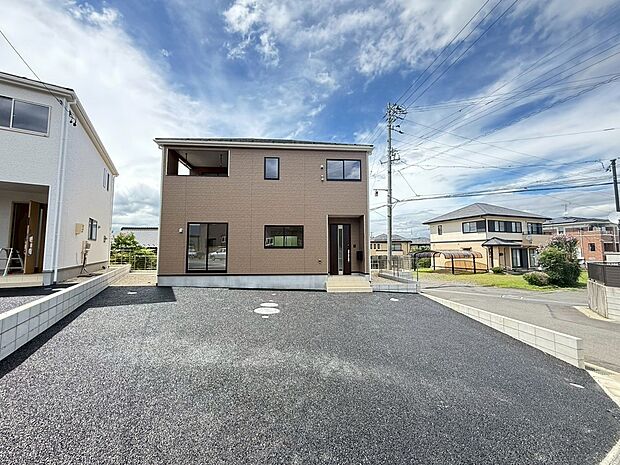 【現地外観写真】1号棟
一戸建ての大きなメリットは、「自分の土地」を自由に使えること。好きなペットが飼えるほか、ガーデニングやＤＩＹ、車やバイクの手入れなど様々な趣味を楽しめます♪