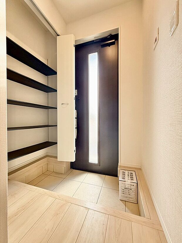 【玄関】１号棟
明るくて清潔感溢れる玄関。便利な下駄箱収納付きです♪散らかりがちな玄関もすっきりと片付きます。
