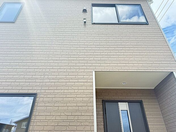 【防犯カメラ】１号棟
防犯カメラ完備です！不審者の侵入や空き巣、駐車場における車上荒らしなどの犯罪も防犯カメラによって抑えられます。