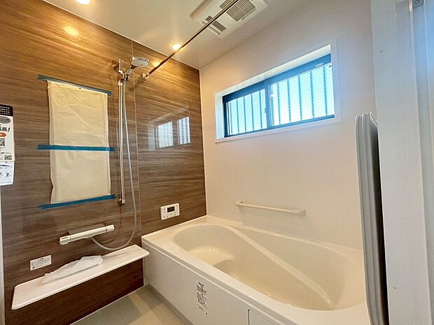 【浴室】A棟
1坪以上広さを設けた浴室で、ゆったりバスタイム♪お子様と一緒に入るにも充分な広さです。一日の疲れを癒せます♪