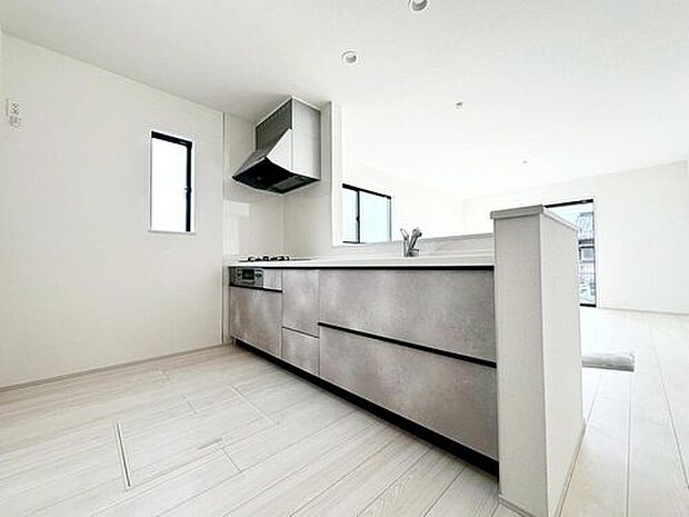 【キッチン】収納力豊富なシステムキッチン。大型スライド収納付きで、すっきり片付けやすいキッチンです。床下収納もついています♪