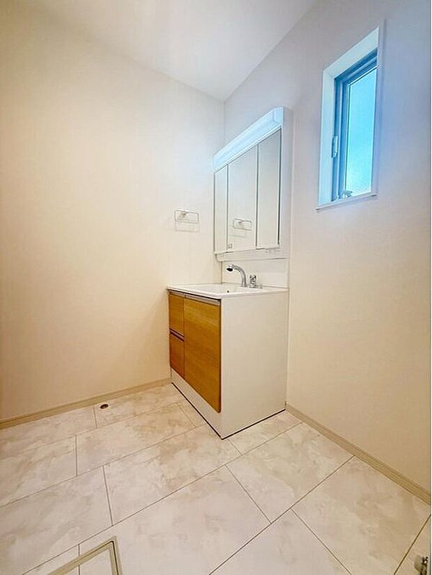 【洗面所】暮らしを快適にする三面鏡仕様の洗面化粧台。収納力と機能性に優れた使いやすい設備で、忙しい朝の身支度もスムーズに◎