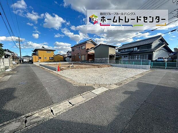 【前面道路含む現地写真】前面は北側４．０ｍ、西側４．０ｍ道路です。交通量も少なく、駐車も落ち着いて行える安心・安全の環境になっています♪