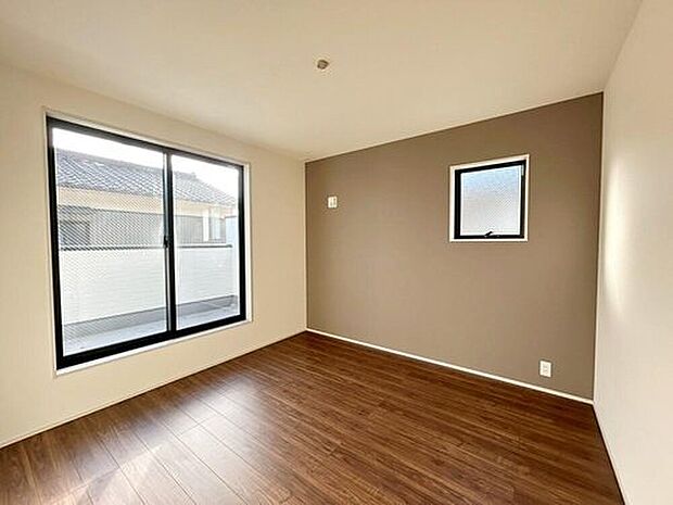 【リビング以外の居室】２面採光を施した為、晴れの日の日中はいつも明るい室内に。窓を開放すれば気持ちの良い風が入り込んできます。