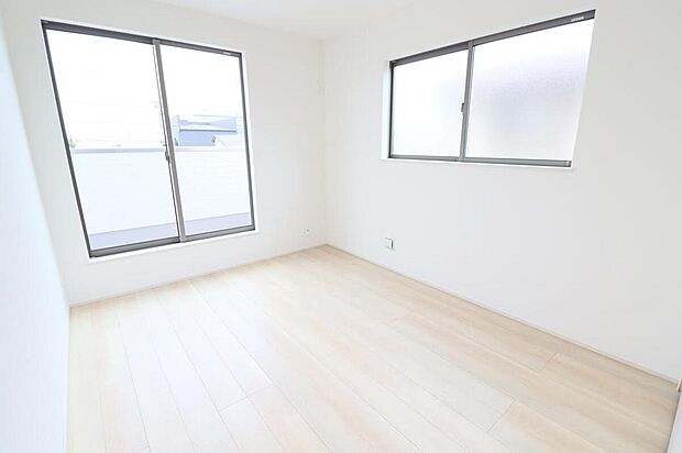 【リビング以外の居室】A号棟
2面採光を施した為、晴れの日の日中はいつも明るい室内に。窓を開放すれば気持ちの良い風が入り込んできます。