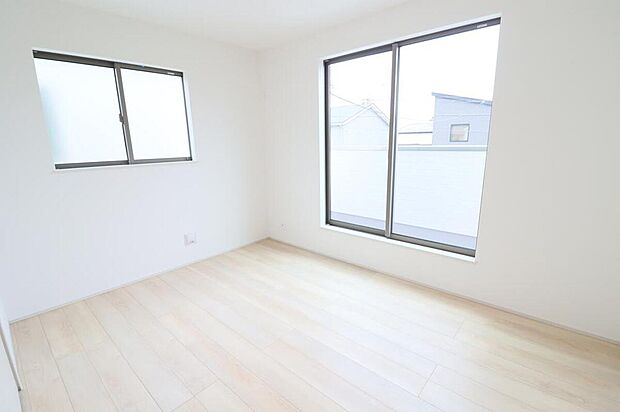 【リビング以外の居室】A号棟
リビング奥にある約6.0帖の洋室。キッズスペースや書斎としても使えて何かと便利な居室です♪