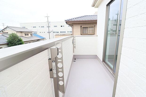 【バルコニー】A号棟
2部屋から出入り可能な南向きバルコニー。家族分の洗濯物もしっかり干せます。日当たりも良く、毎日のお洗濯が楽しくなりそう♪