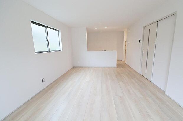 【リビング】A号棟
約16帖の明るいリビング♪対面式キッチンは、家事をしながら家族の様子が一目でわかる安心&便利設備♪