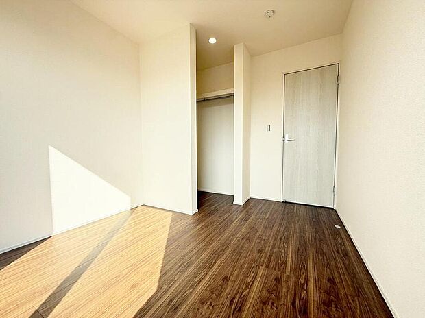 【収納】１号棟
各居室に収納を設けました！お洋服をたくさんお持ちの方でもたっぷり収納できます。お部屋を最大限広くご活用いただけます。