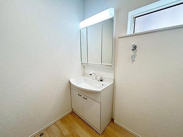 【洗面台・洗面所】1号棟
暮らしを快適にする三面鏡仕様の洗面化粧台。収納力と機能性に優れた使いやすい設備で、忙しい朝の身支度もスムーズに♪