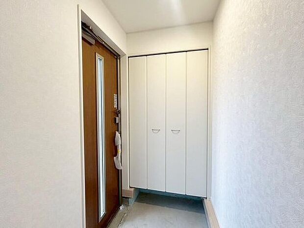 【玄関】1号棟
明るくて清潔感溢れる玄関。便利な下駄箱収納付きです♪散らかりがちな玄関もすっきりと片付きます。