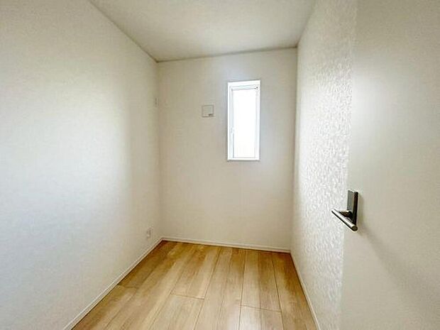 【その他内観】1号棟
2階には、テレワークルームがございます♪落ち着いた環境で、お仕事に集中できます♪お子様の宿題スペースとしても
最適です♪