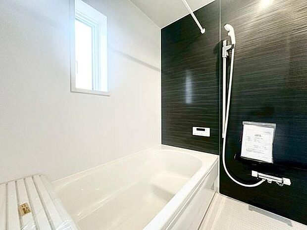 【浴室】１号棟
１坪以上広さを設けた浴室で、ゆったりバスタイム♪お子様と一緒に入るにも充分な広さです。一日の疲れを癒せます☆