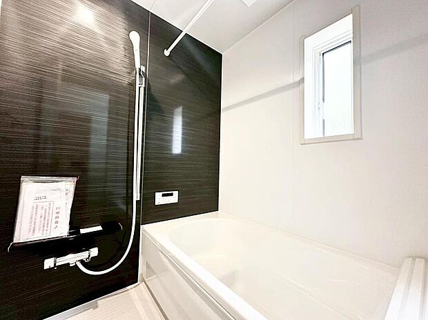 【浴室】1号棟
1坪以上広さを設けた浴室で、ゆったりバスタイム♪お子様と一緒に入るにも充分な広さです。一日の疲れを癒せます☆