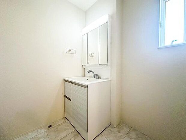 【洗面台・洗面所】2号棟
暮らしを快適にする三面鏡仕様の洗面化粧台。収納力と機能性に優れた使いやすい設備で、忙しい朝の身支度もスムーズに◎