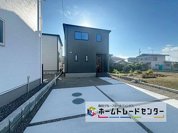 【現地外観写真】1号棟
全3棟の異なる間取りと選べる生活スタイル。堂々完成!弊社では現地での販売会は行っておりません。お気軽にお問合せ下さい☆