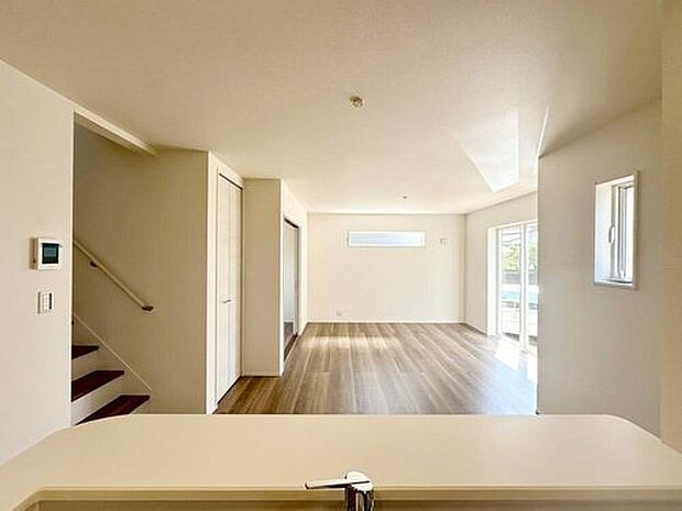 【リビング】2号棟
明るい雰囲気が心地いいリビング♪採光良好です!家族団らんの時間も増えそうなくつろぎの場所になりそう♪