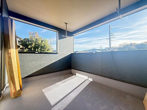 【バルコニー】3号棟
インナーバルコニーを採用しています!雨の日も洗濯物が濡れる心配がなく安心。日当たりもよく、毎日のお洗濯が楽しくなりそう♪