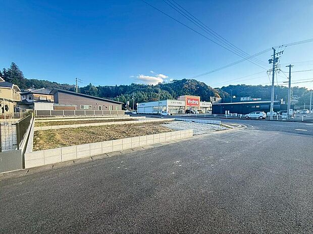 【現地外観写真】一戸建ての大きなメリットは、「自分の土地」を自由に使えること。好きなペットが飼えるほか、ガーデニングやＤＩＹ、車やバイクの手入れなど様々な趣味を楽しめます♪