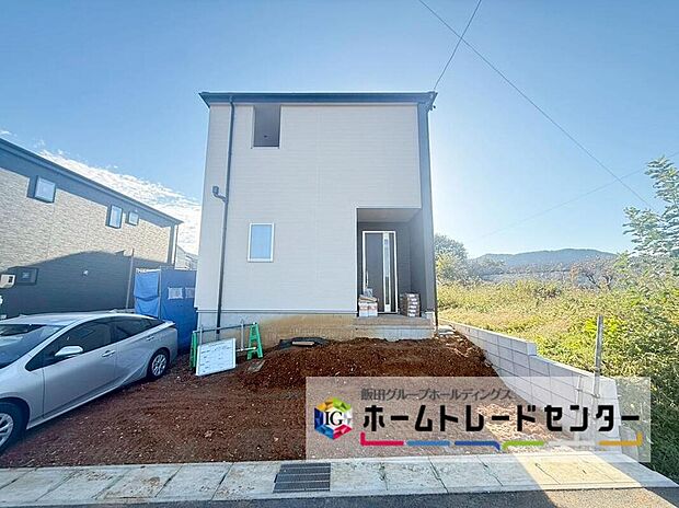 【現地外観写真】(1号棟)
一戸建ての大きなメリットは、「自分の土地」を自由に使えること。好きなペットが飼えるほか、ガーデニングやDIY、車やバイクの手入れなど様々な趣味を楽しめます♪